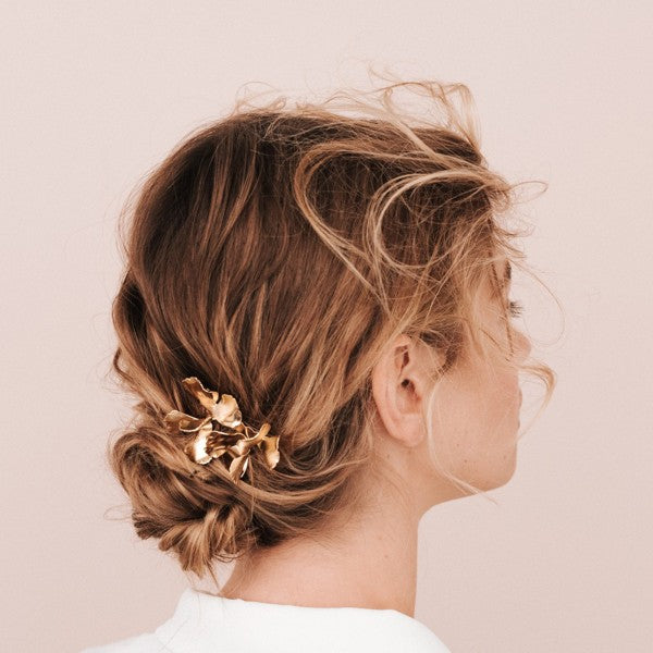 brude hårpynt hårkam i guld sat i løs frisure på tilfældig model